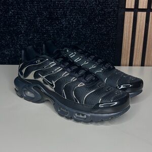 Women’s Nike Air Max Plus Tn Sneakers in Black with Chrome Silver